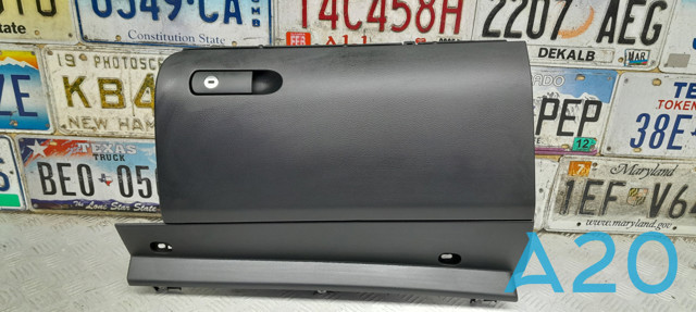 Кришка бардачка 7P1857122A81U VAG