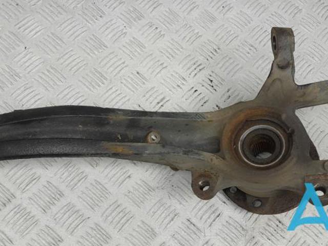 Кулак поворотний передній правий 7P6407246A VAG