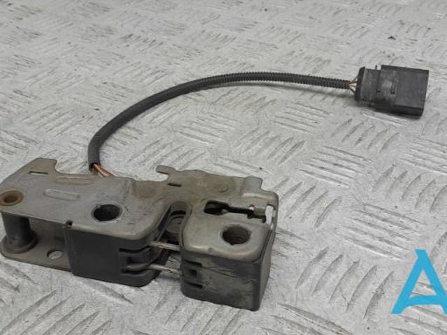 Запор капота (замок і привід замка капота) 7P6823509 VAG