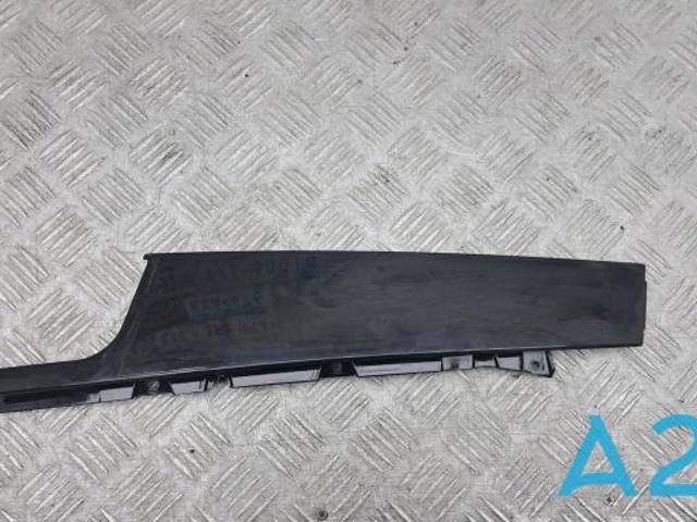 Накладка передніх дверей, правої, вертикальної 802D25DA0A NISSAN