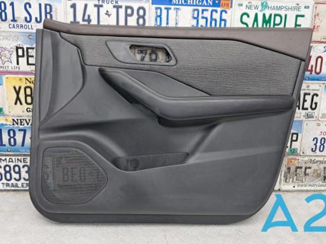 Обшивка передніх дверей правих 809A06RR7A NISSAN