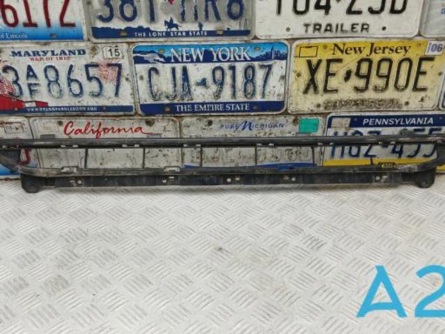 Решітка переднього бампера, центральна 80A807647A9B9 VAG