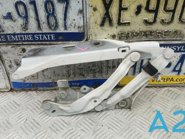 Шарнір капота лівий 80A823301C VAG