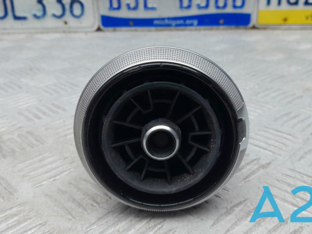 Решітка повітроводу 81A820901B6PS VAG