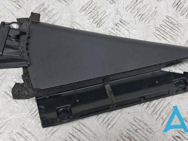 Накладка задніх дверей, правих, вертикальних 822346RA0A NISSAN