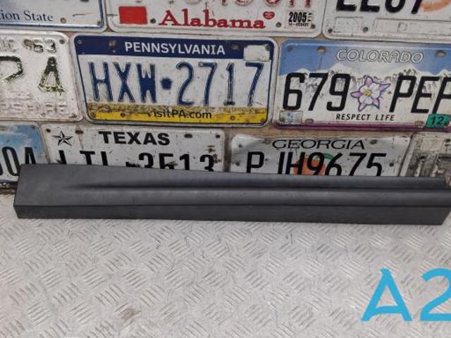 Молдинг задніх правих дверей, нижній 828705NA0A NISSAN