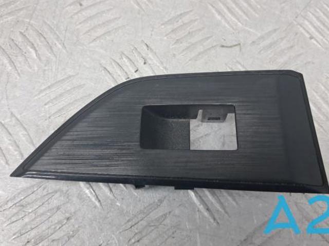 Панель-накладка блока керування склопідйомника, задній лівий 829616RR0A NISSAN