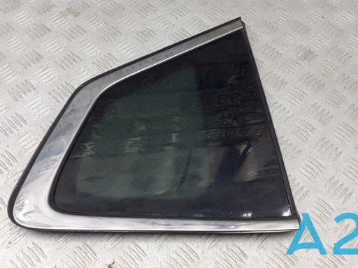 Скло багажного відсіку, праве 833005HA0B NISSAN