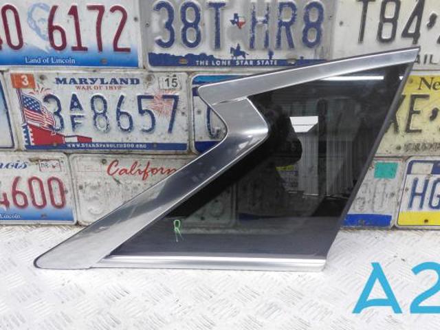 Скло багажного відсіку, праве 833005NA0C NISSAN
