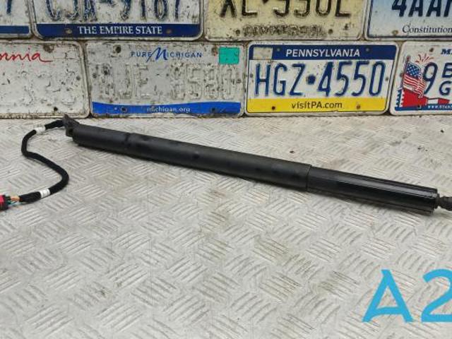 Амортизатор двері п'ятої 83A827851A VAG
