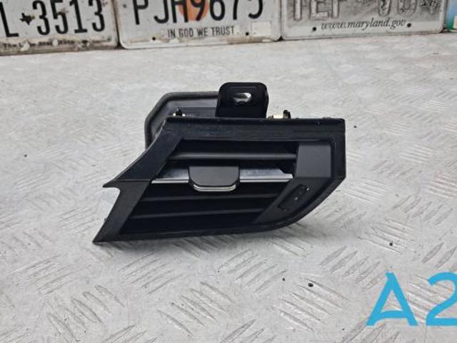 Решітка повітропровода ліва 83B8209016PS VAG