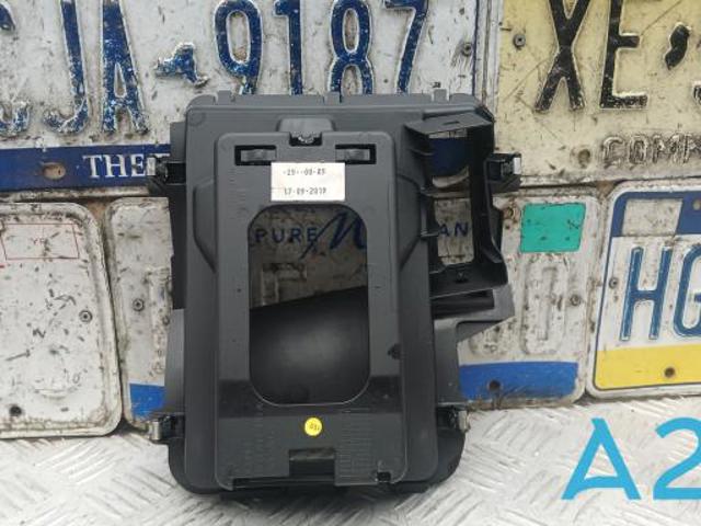 Скринька речової центральної консолі (підлокітника) 83B857925A6PS VAG