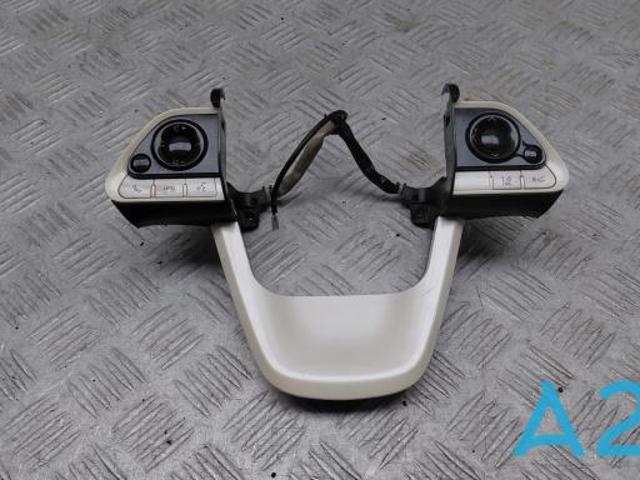 Блок кнопкових перемикачів рульового колеса 8425047611C1 TOYOTA