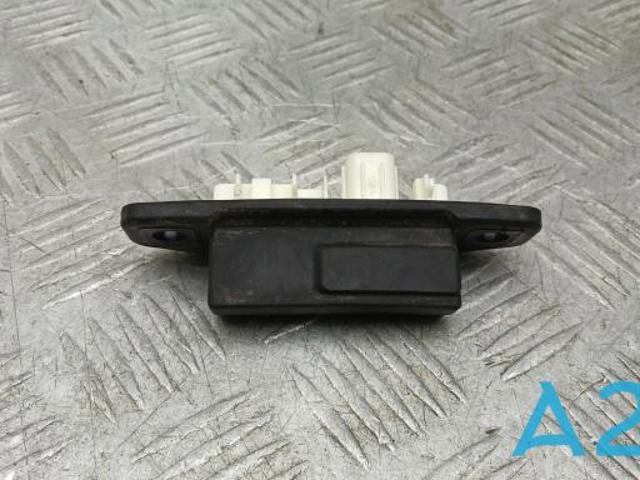 Кнопка приводу замка задньої 3/5 двері (ляди) 8484047030 TOYOTA