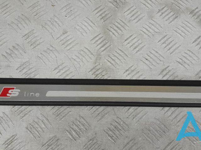 Накладка зовнішня (молдинг) порога, передні праві 8K0853374B01C VAG