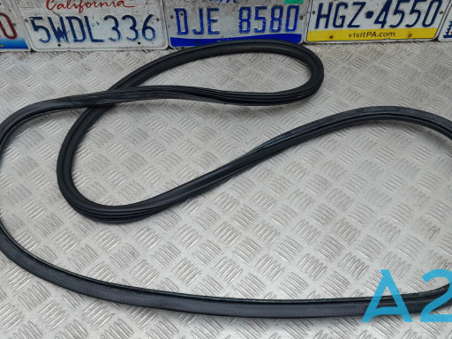 Ущільнювач дверей передніх, на (кузові) 8R0831721E VAG