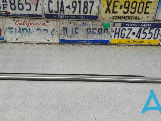 Молдинг опускного скла дверей передньої, лівої 8R0853283E2ZZ VAG