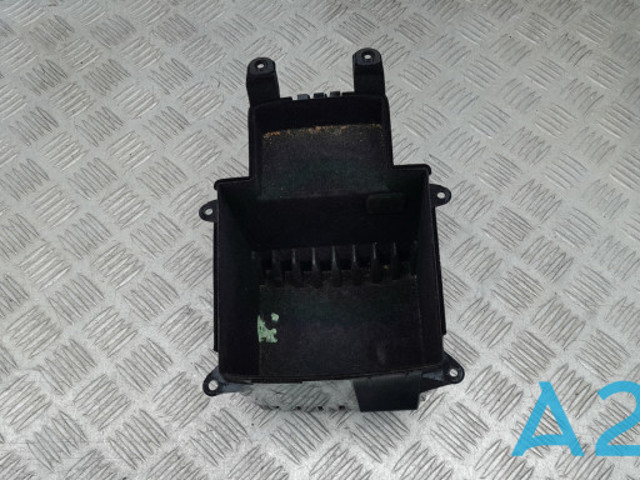 Скринька речової центральної консолі (підлокітника) 8R08649814PK VAG