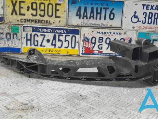 Кріплення фари передньої, лівої 8U0805607A VAG