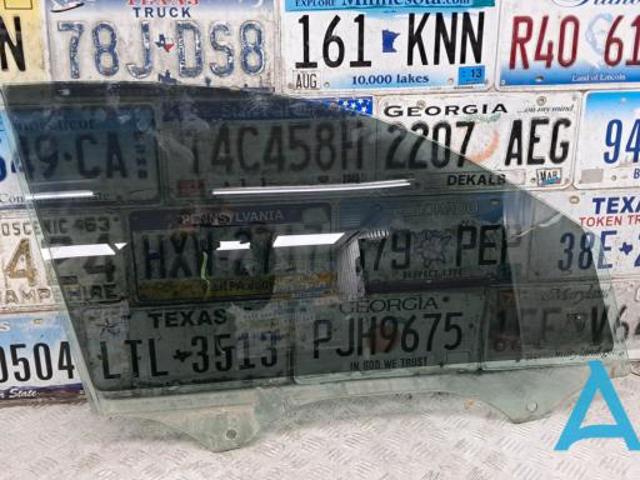 Скло передньої правої двері 8U0845202 VAG