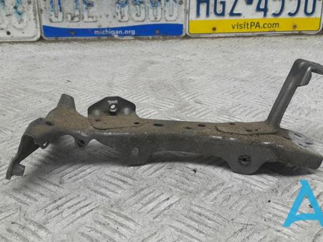 Кронштейн кріплення крила переднього лівого, передній 8V0821135C VAG