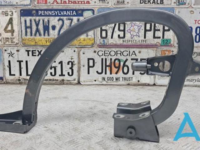 Деталі багажника (петлі і упор кришки) 8V5827302C VAG