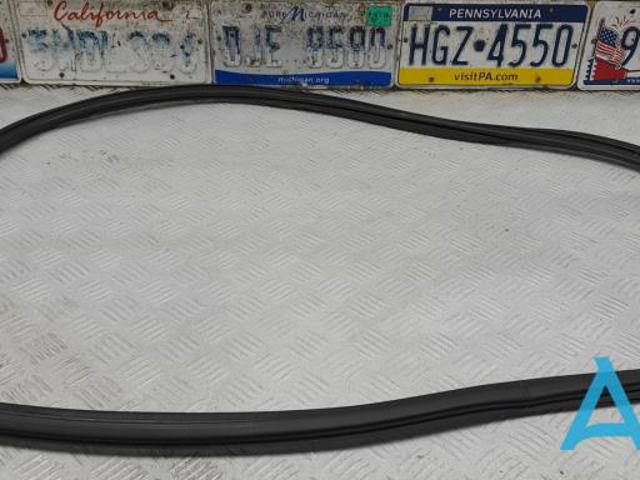 Ущільнювач дверей задніх, (на кузові) 8V5833721A VAG