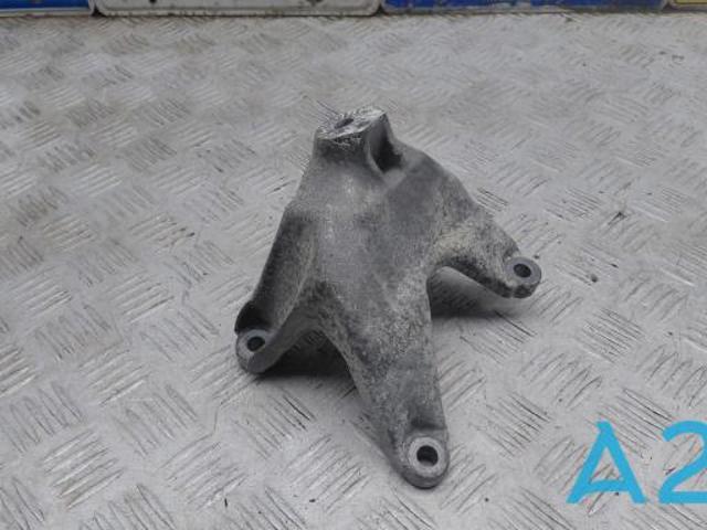 Кронштейн подушки (опори) двигуна, лівої 8W0199307L VAG