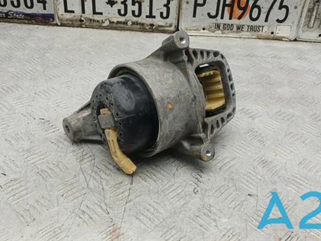 Права подушка двигуна 8W0199372CQ VAG