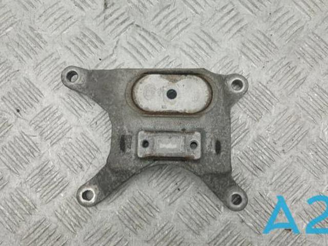 Кріплення подушки коробки передач 8W0399118C VAG