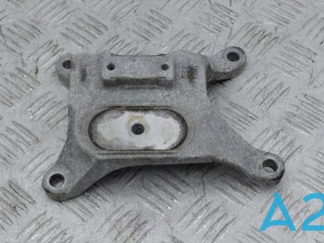 Кронштейн подушки коробки передач 8W0399118C VAG