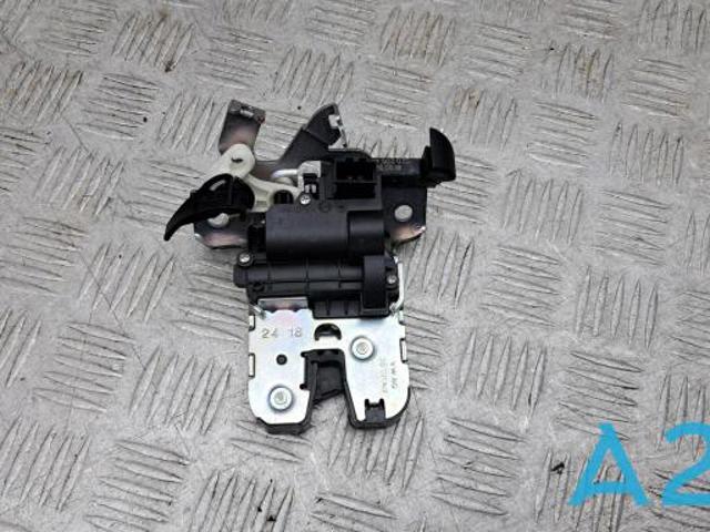 Замок і ручка дверей задка 8W0827503 VAG