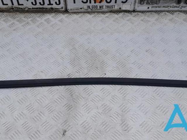 Молдинг опускного скла двері задньої, правої 8W0839478A VAG