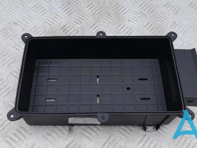 Скринька речової центральної консолі (підлокітника) 8W08649816PS VAG