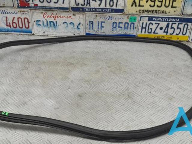 Ущільнювач двері задньої (на кузові) 8W5833721C VAG