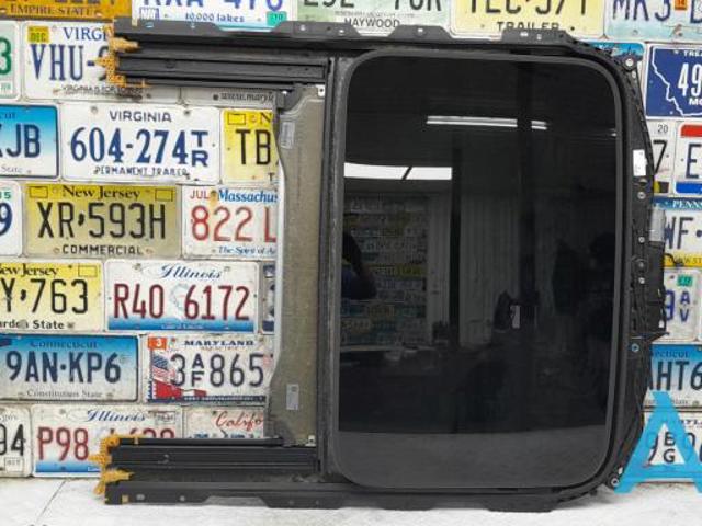 Деталі люків облицювання кузова 8W5877049A VAG