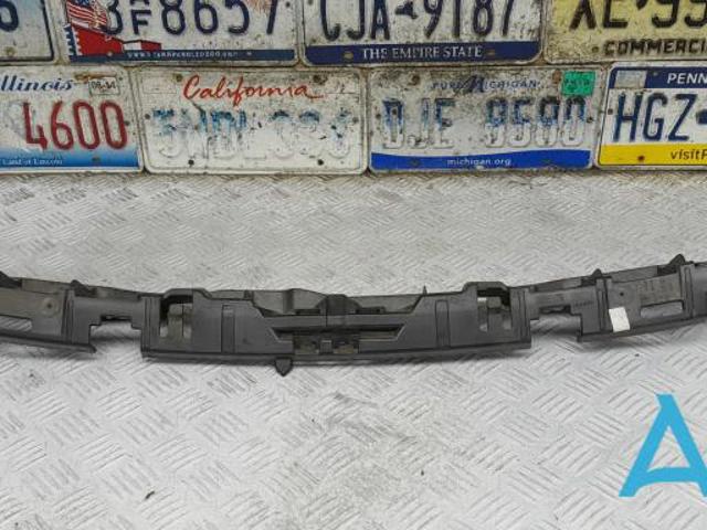 Кронштейн бампера заднього, центральний 95B807863 PORSCHE