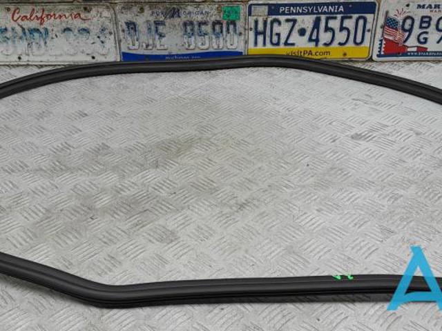 Ущільнювач дверей задніх, (на кузові) 95B833721A PORSCHE