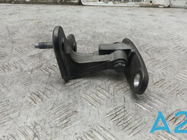 Навішування двері водія (петлі) A1667200137 MERCEDES
