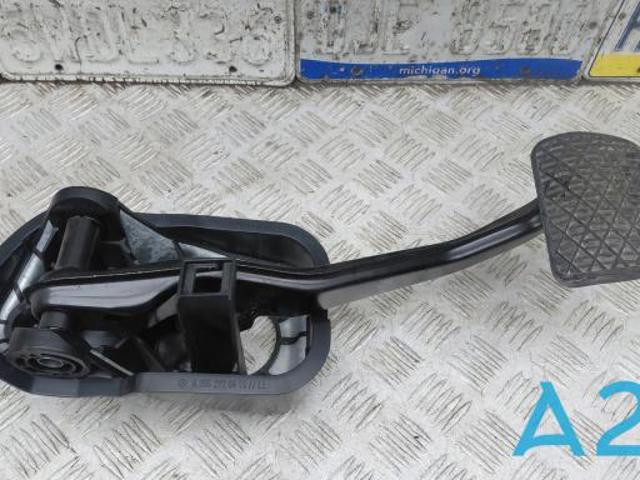 Педаль гальма A2052900300 MERCEDES