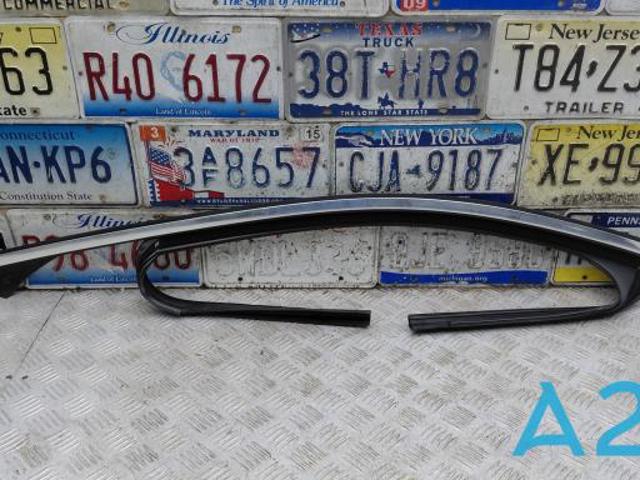 Направляюча скла рамки двері, переднього ліва A2057254500 MERCEDES