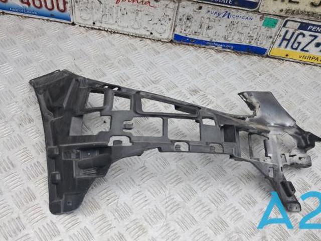 Кронштейн бампера переднього, правий A2058850665 MERCEDES
