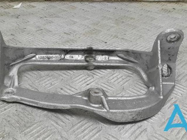 Кронштейн компресора кондиціонера A2423417701 MERCEDES