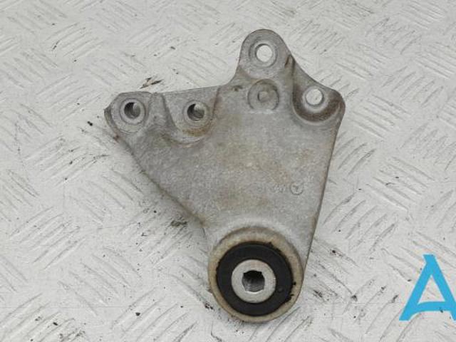 Подушка (опора) двигуна, права верхня A2462401109 MERCEDES