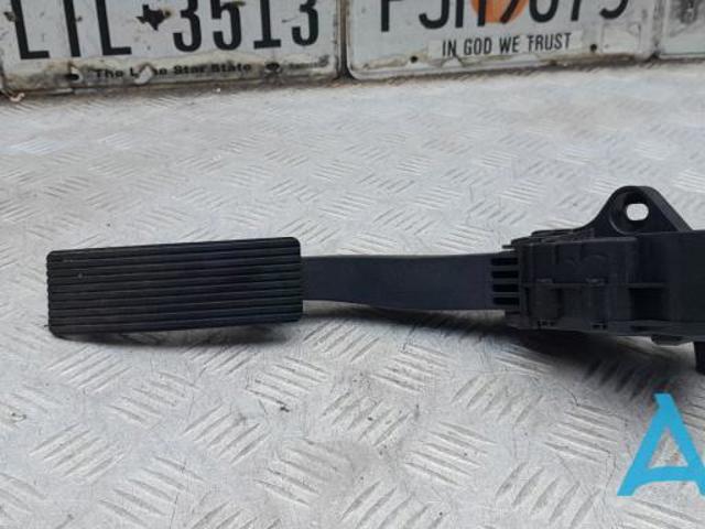 Підаль газу A2463001404 MERCEDES