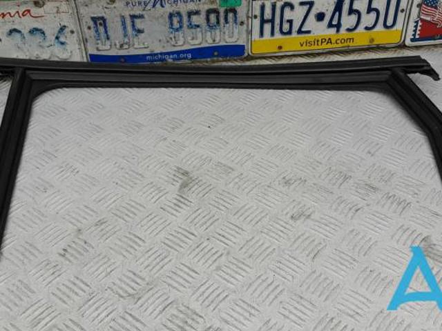 Направляюча скла рамки двері, заднього ліва A2467350700 MERCEDES