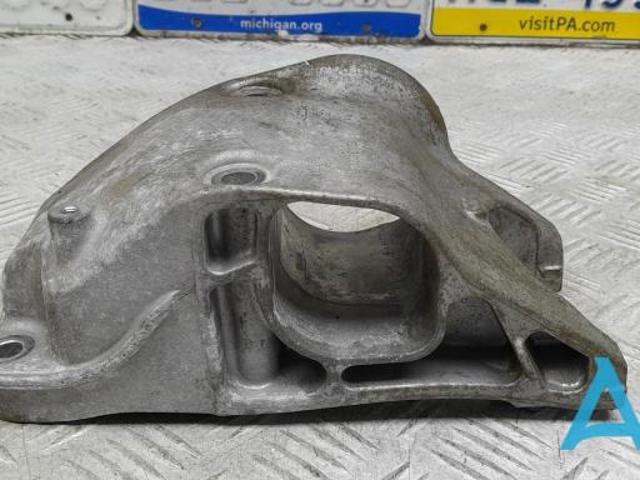 Подушка (опора) двигуна, права задня A2702230138 MERCEDES