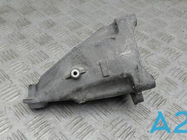 Кронштейн подушки (опори) двигуна, правої A2742231004 MERCEDES