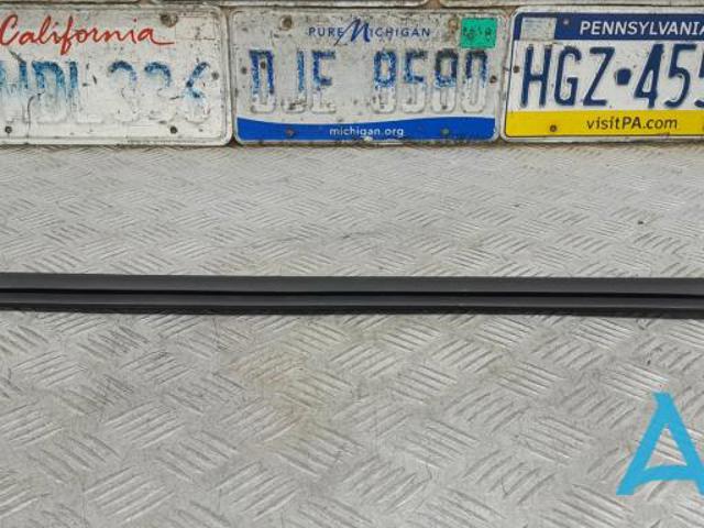 Ущільнювач скла передніх дверей лівої, внутрішній (планка) A2927250300 MERCEDES