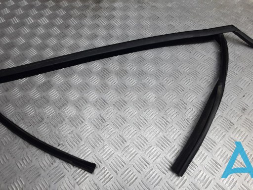 Направляюча скла рамки двері, переднього права AM5Z5821596B FORD